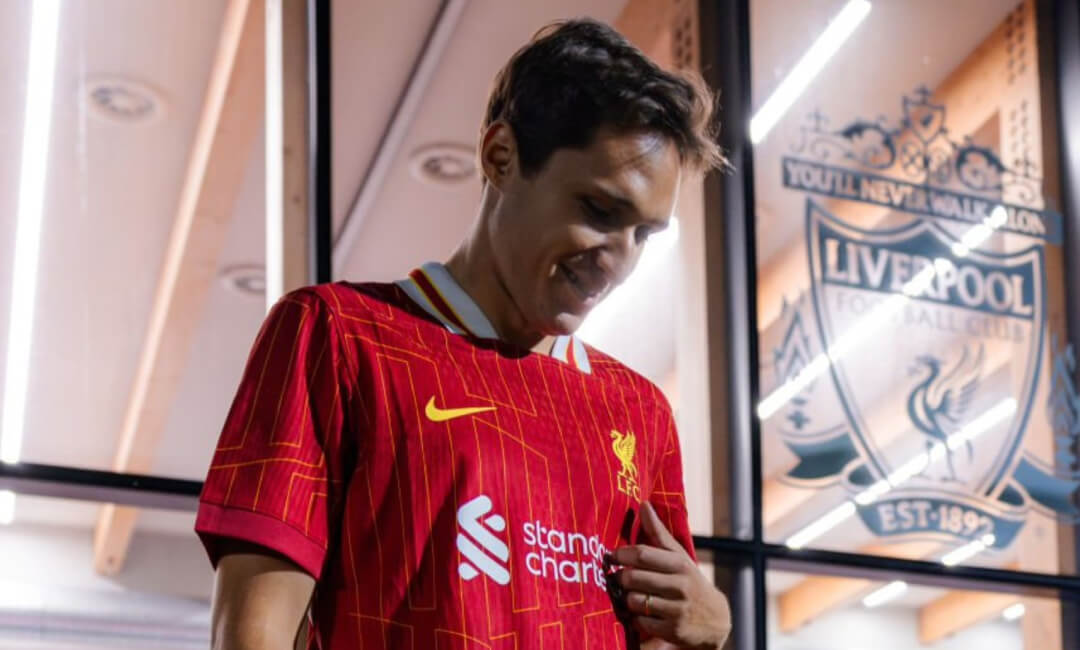 Federico Chiesa is competition for Mohamed Salah...British journalists explain Slot's strategy