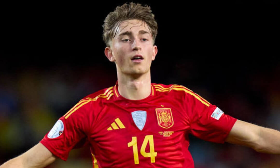 'Leaning towards a move internally, in the Premier League' Bournemouth defender Dean Huijsen's future revealed