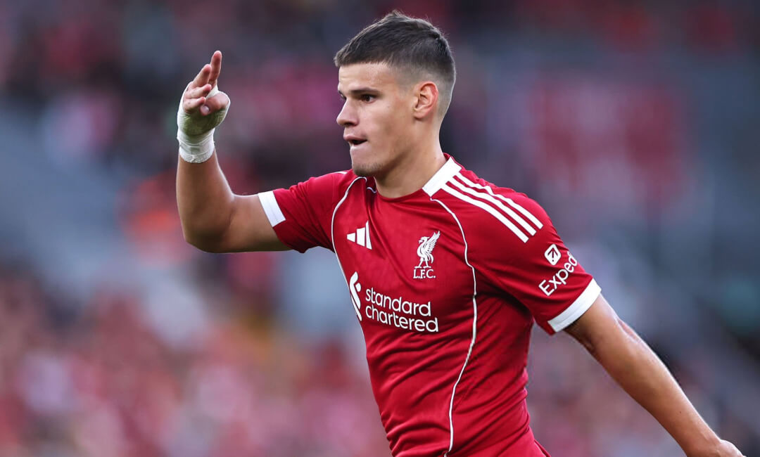 背番号は兄弟が選んだ！？ボーンマスから移籍し、リバプールで新たな6番を背負うミロシュ・ケルケズが告白！