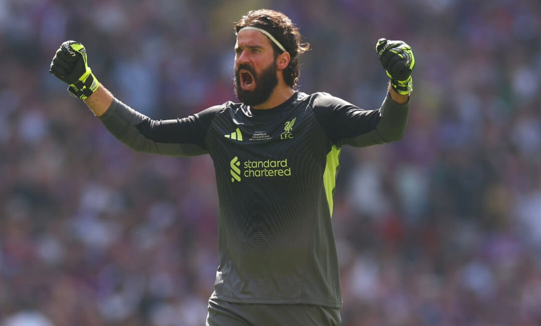 「ふさわしい基準を持っている」就任初年度からプレミアリーグ制覇達成のアルネ・スロット監督のレベルに、アリソン・ベッカーも脱帽！