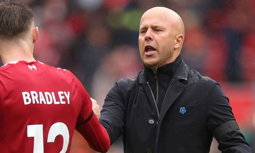 「戦術的な改善を遂げた」リバプール会長が、アルネ・スロット監督のマン・マネジメントを高く評価！