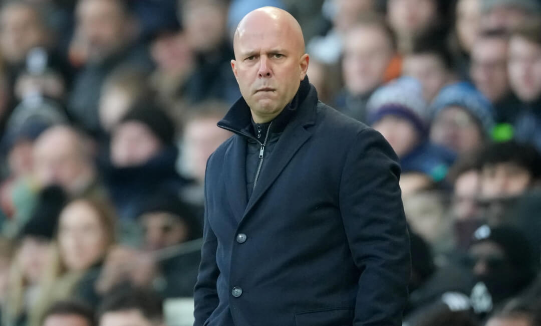 アンフィールドに鳴り響くブーイングの正体！アルネ・スロットが直面する解任論とシャビ・アロンソの影